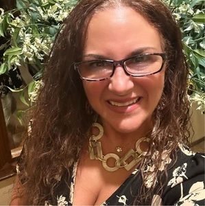 Meet your Posher, Cassandra